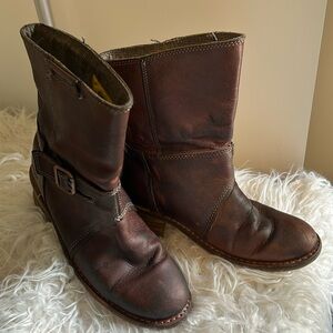 Women’s rugged slip on leather work boot by CATERPILLAR.Size 7